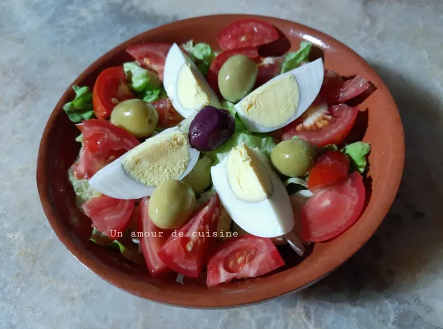 Salade tomate, concombre, olives, oeuf dur